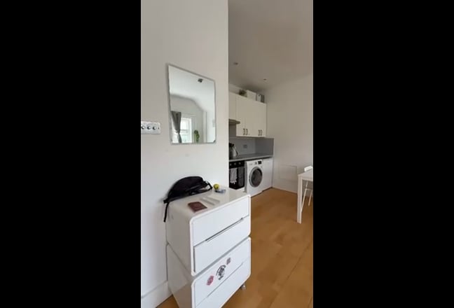 Bright One-Bedroom Flat in Highgate — SHORT LET Main Photo