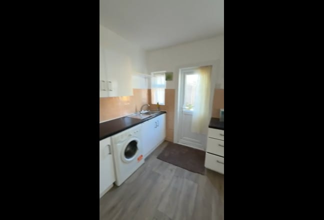  Bright & Spacious Rooms Available in Little Ilfor Main Photo