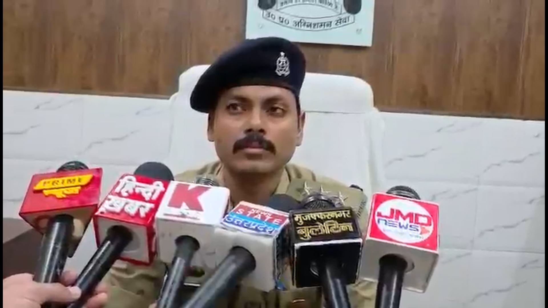 मुजफ्फरनगर शोरूम में लगी भयंकर आग,दमकल की गाड़ी पाया आग पर काबू