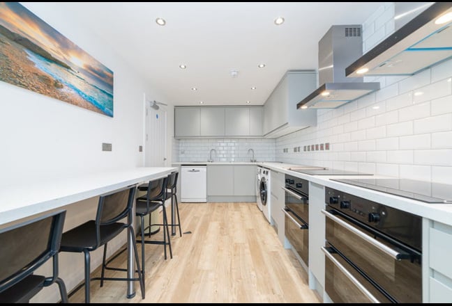 Double bedroom available in Epsom centre Main Photo