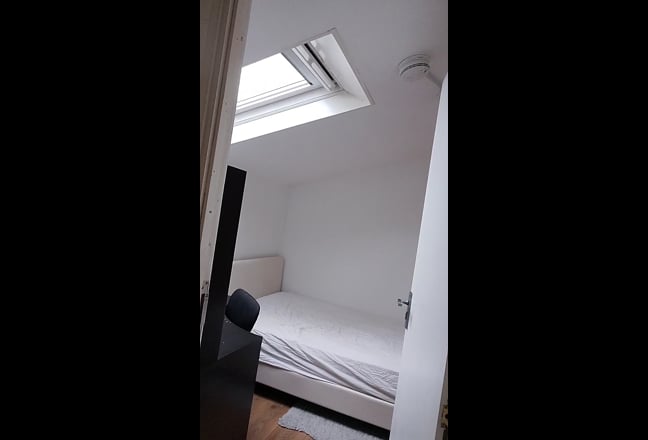 Loft Room by Jubilee tube. Living room/Bills incl Main Photo