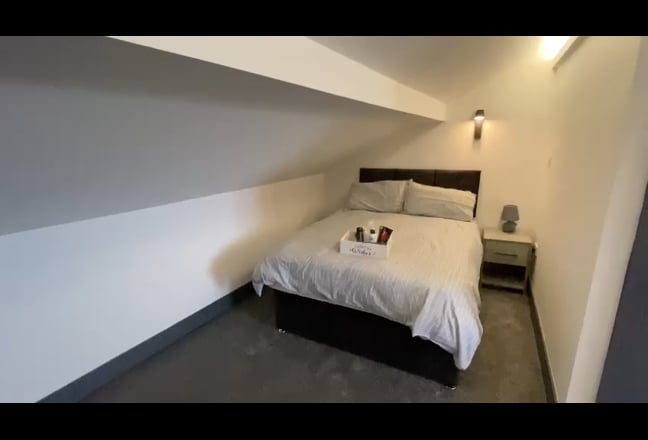 Luxury Double Loft room en-suite SK4 &pound;850p/m Main Photo