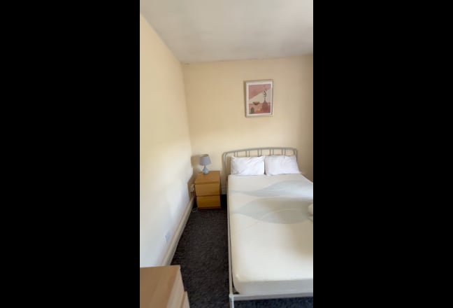Spacious rooms - all bills included Main Photo