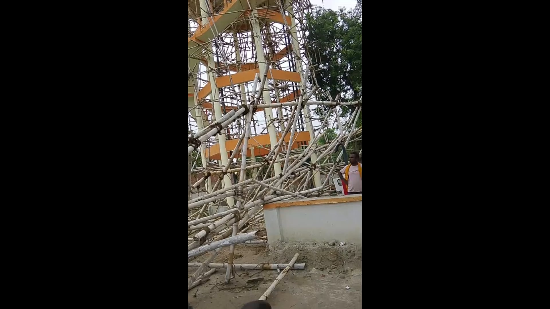 बिहार ब्लॉक के बारों में निर्माणाधीन पानी की टंकी में मचान गिरने से मजदूर घायल, सभी का सीएचसी बाघराय में इलाज जारी
