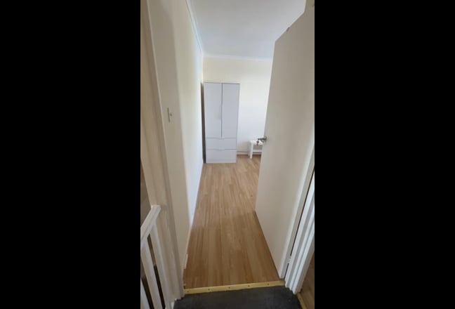4 Double Rooms Available – Barnes Main Photo