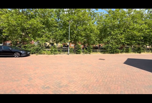 Bright & Spacious Double Room with Garden Access! Main Photo