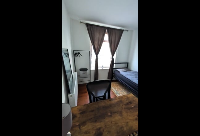 Spacious Double Room Available in Friendly Home Main Photo