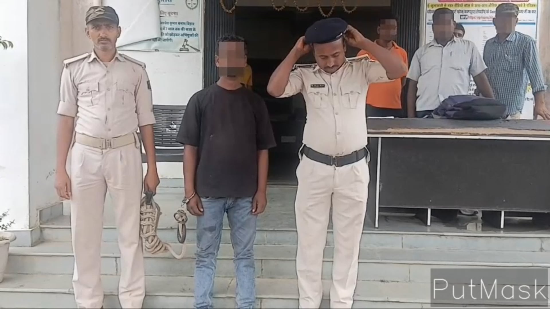 पाचंबा मोड़ से बाइक पर लड़ा 200 लीटर महुआ शराब के साथ एक युवक गिरफ्तार