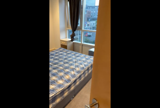 Single Ensuite Room Available in Two-Bedroom Flat Main Photo