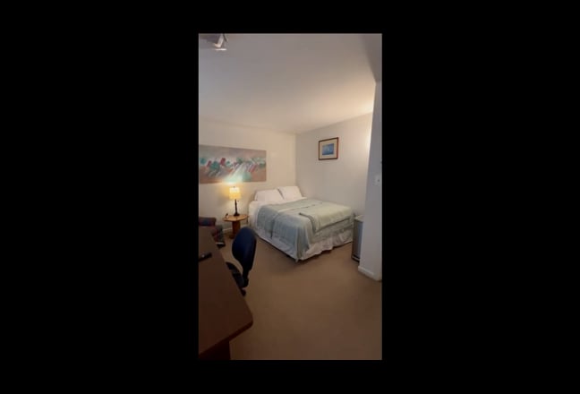 Furnished room on red line Main Photo