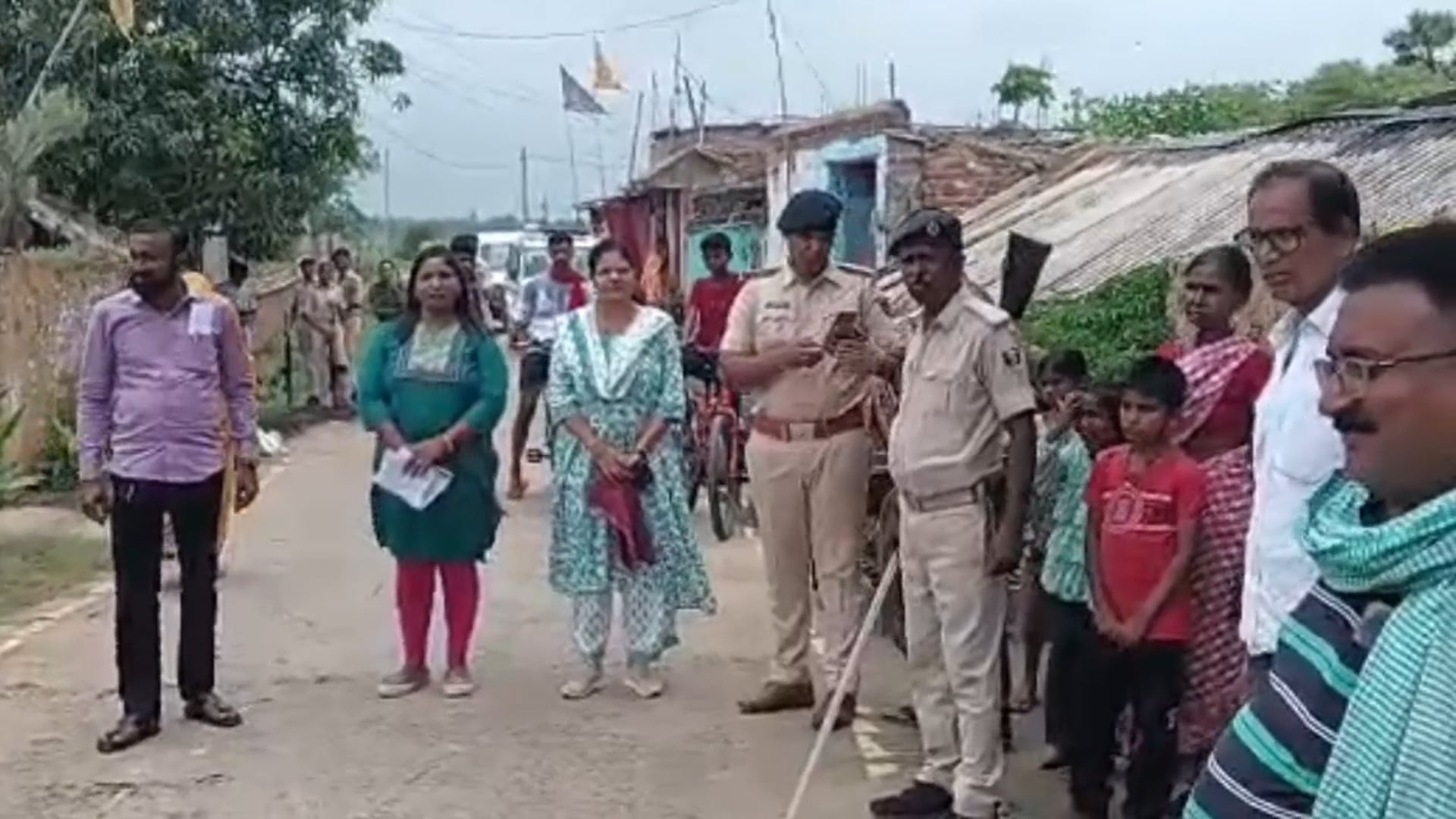 डुमरामा में सरकारी जमीन से हटा अतिक्रमण, सीओ के नेतृत्व मे जेसीबी चलाकर खाली कराया रास्ता 