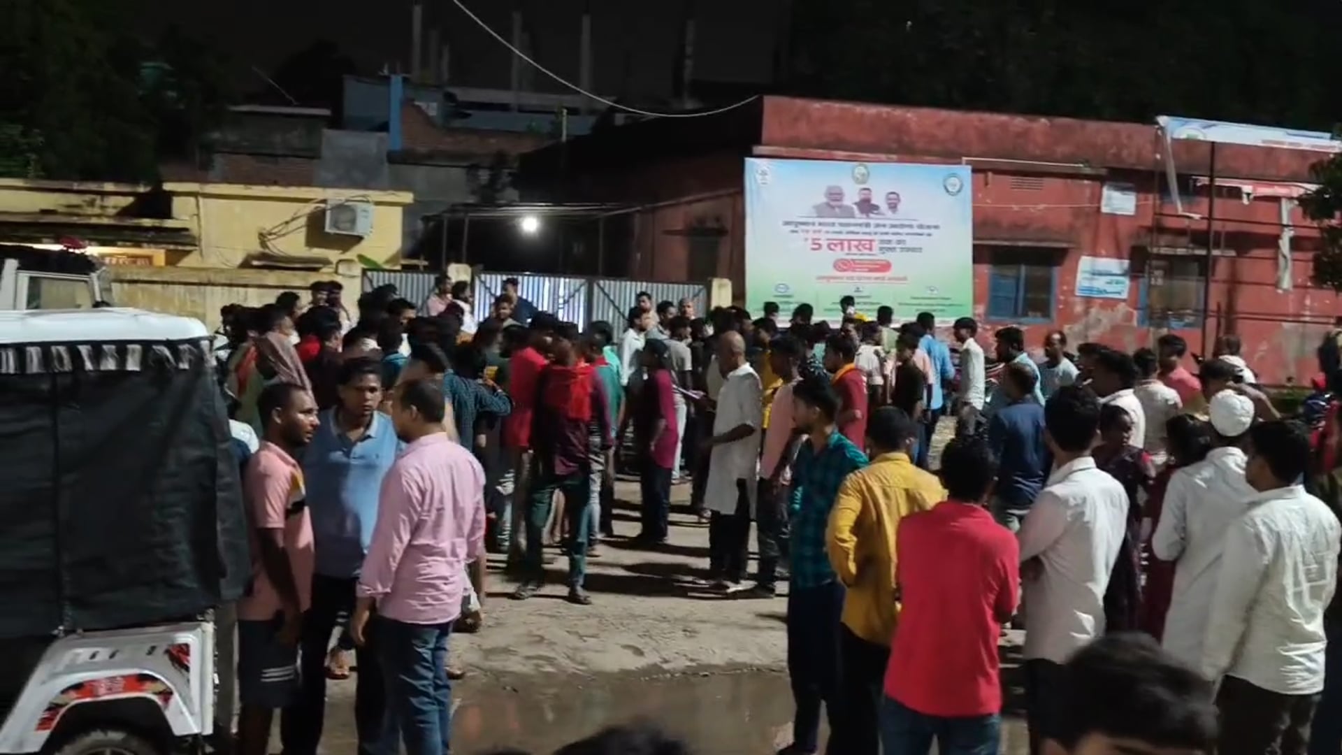 रामनगर ओवरब्रिज पर मौत को मात! बाइक-स्कूटी की भीषण टक्कर, तीन युवक गंभीर