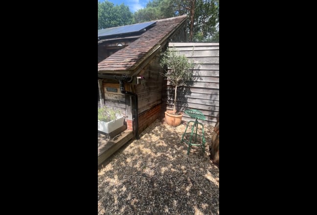 Studio to let, all bills included Sun-Fri let  Main Photo