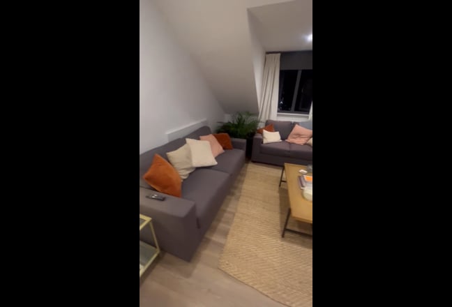 Modern 2-Bed Flat Share – Female Preferred Main Photo
