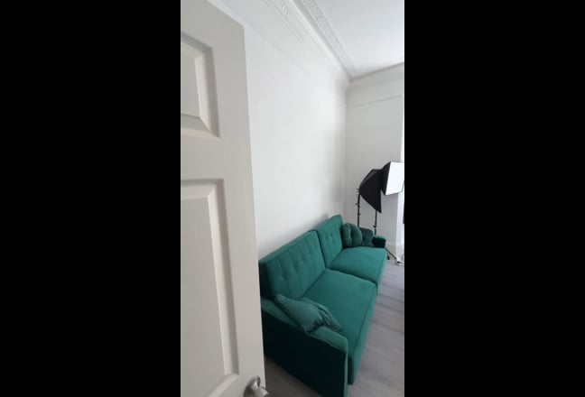 Video 1: Kitchen ( table is not in the middle anymore)