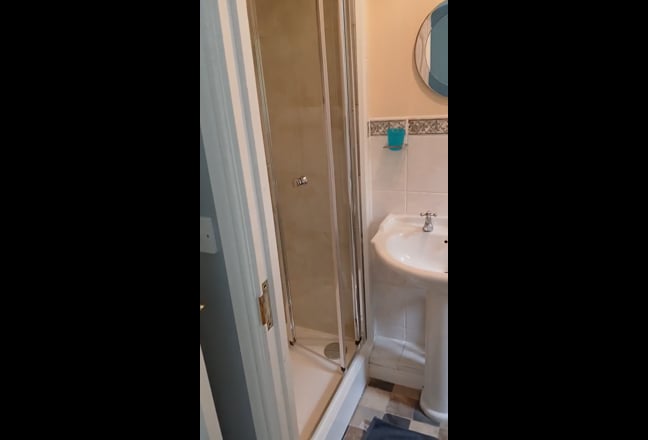 Ensuite double bedroom in cul-de-sac  Main Photo