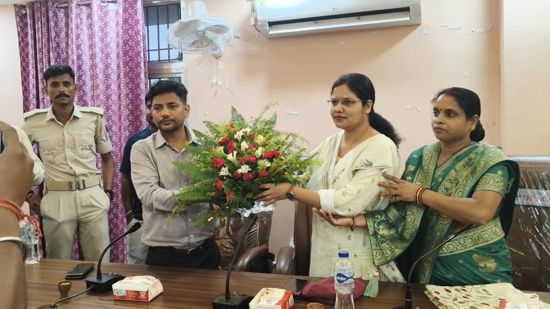 अंचलाधिकारी रजनी कुमारी को भावुक विदाई, प्रखंड सभागार में सम्मान समारोह आयोजित।