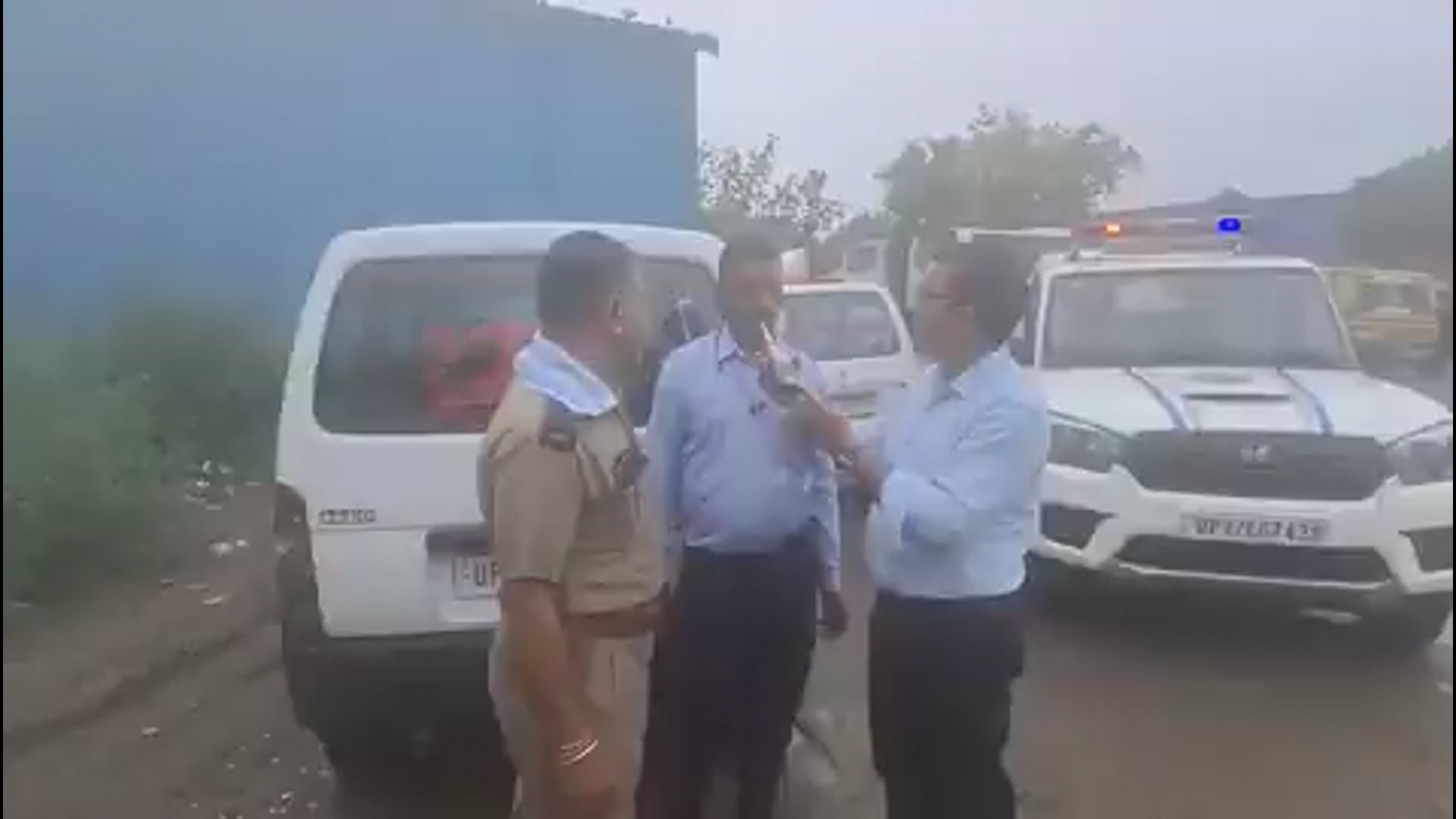UP: गाजियाबाद में स्कूल के बच्चों की वैन चलाने वाला ड्राइवर नशे में पकड़ा गया। ड्राइवर की हालत देखकर सब हैरान रह गए। वह पूरी तरह नशे में था। आरटीओ प्रवर्तन अधिकारी ने 27,000 रुपये का चालान काटा और ड्राइवर का लाइसेंस 3 महीने के लिए suspend कर दिया।