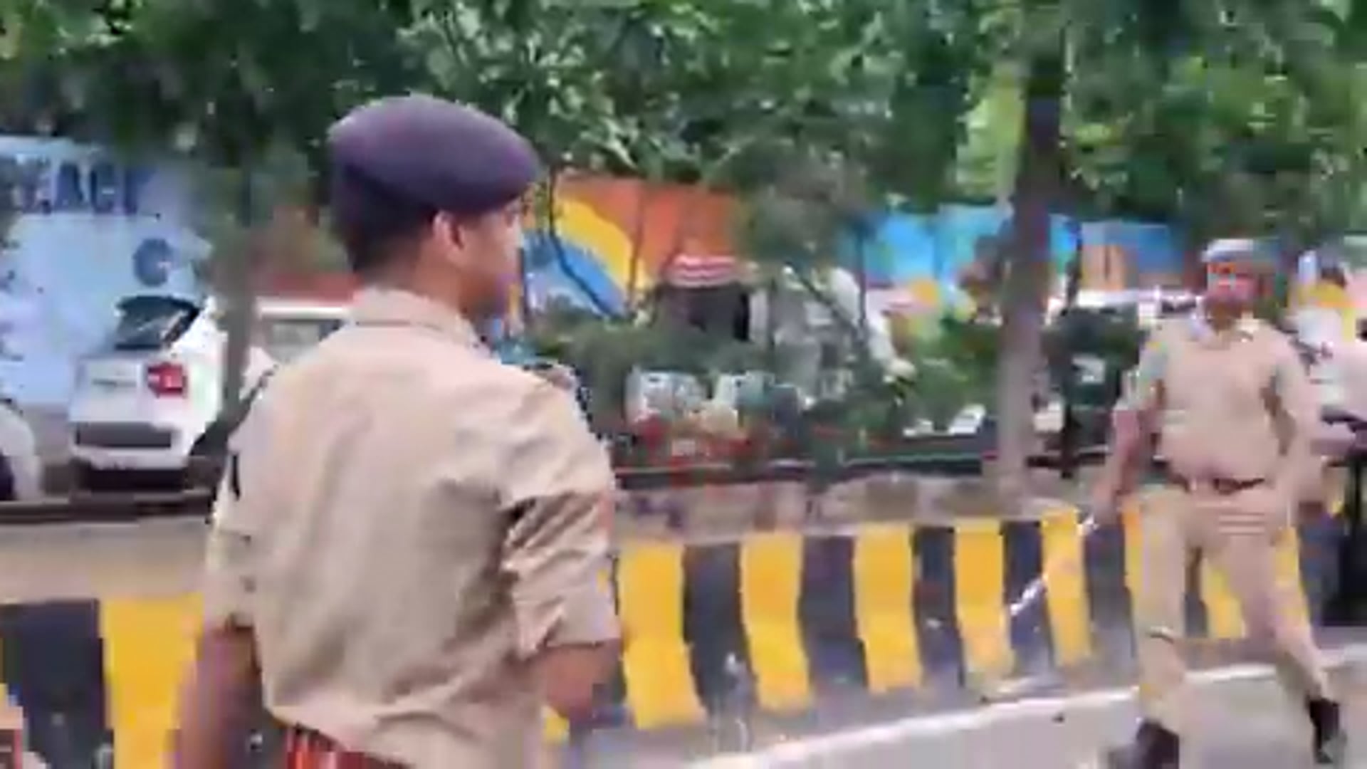 मेरठ- बीए की छात्रा ललिता गौतम हत्याकांड को लेकर कलेक्ट्रेट पर प्रदर्शन के दौरान पुलिस और प्रदर्शनकारियों के बीच तीखी नोकझोंक हो गई।