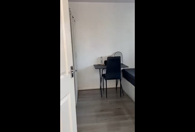 Well furnished room available  Main Photo