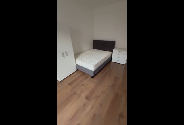 Large Double Room in Colliers Wood  Main Photo