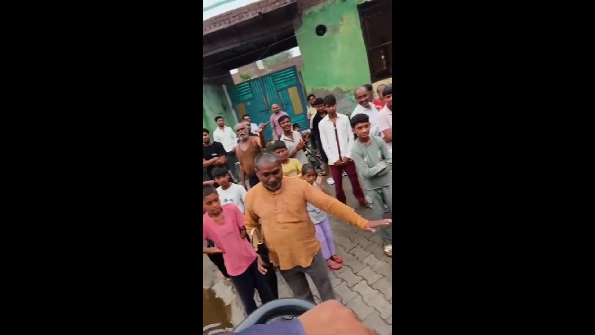 माट विकासखंड के भीम गांव में पोखर के ओवरफ्लो के चलते रास्तों में हुआ जल भराव ग्रामीणों का जनजीवनअस्त-व्यस ग्रामीणों ने प्रशासन से जल निकासी की लगाई गुहार