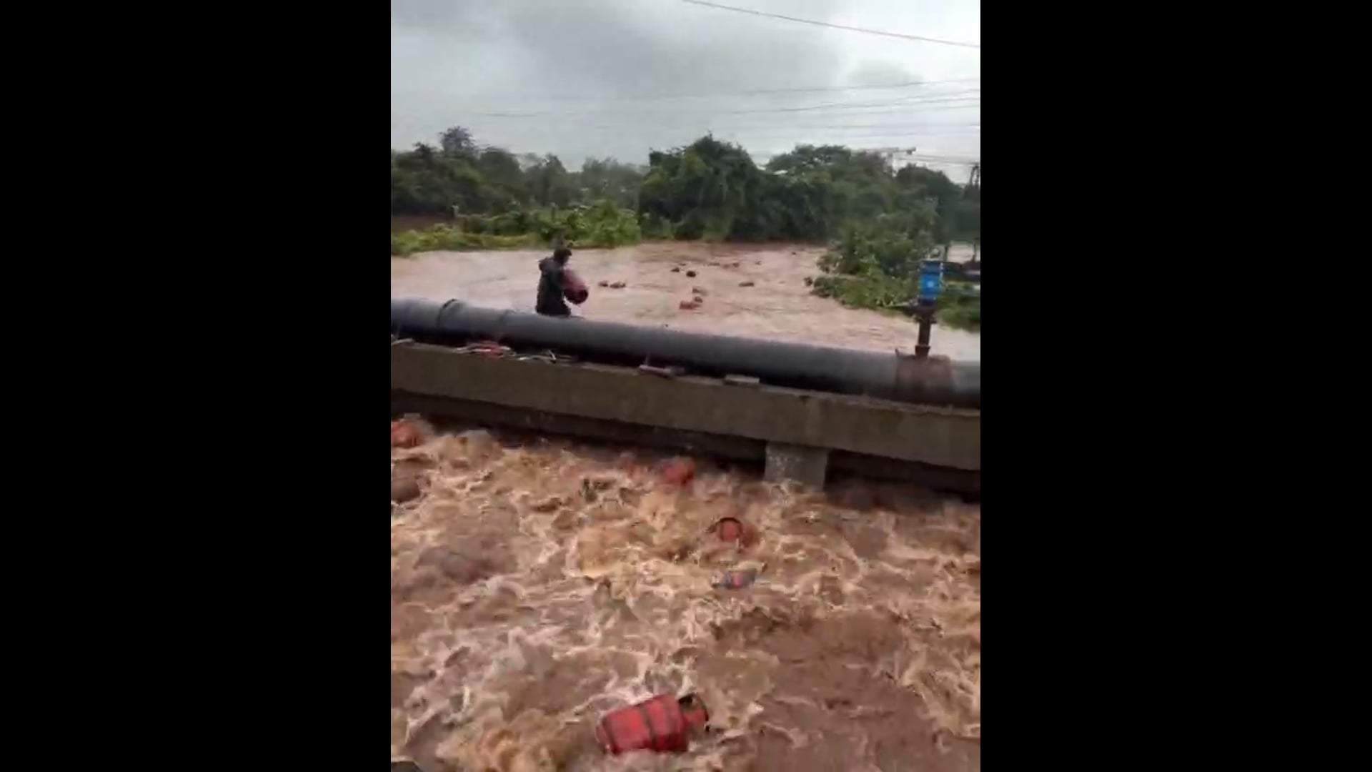 महाराष्ट्र के रायगढ़ में भारी बारिश से LPG बॉटलिंग प्लांट में बाढ़ आ गई। करीब 3 हजार गैस सिलेंडर पातालगंगा नदी में बह गए।*