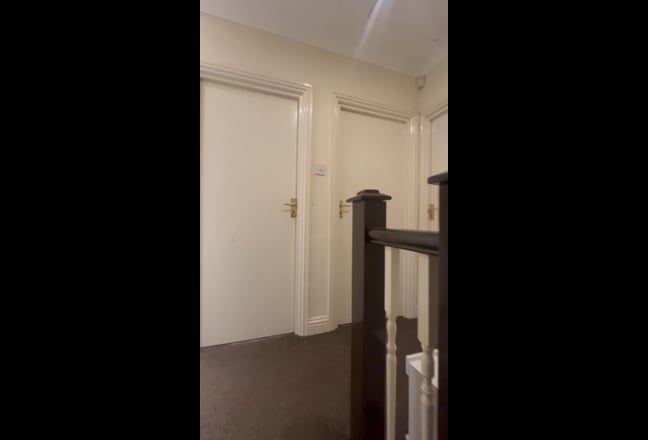 Spacious Newly Refurbished Double Master Room – Si Main Photo
