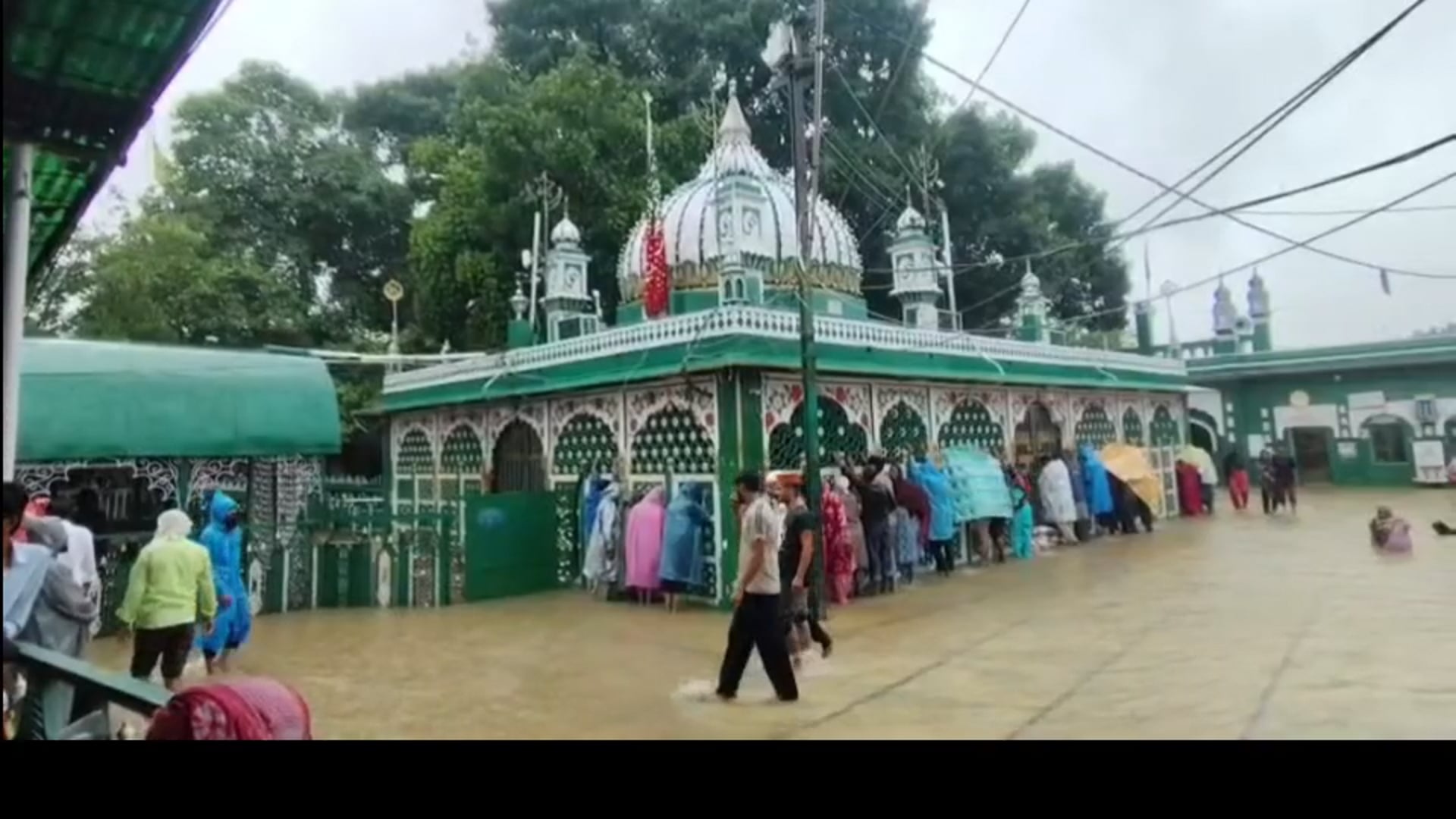 पीरान कलियर! दरगाह परिसर में भरा गंदा पानी! जनता में भारी आक्रोश! प्रशासन पर भड़के!