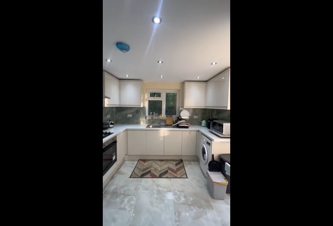 Spacious Newly Refurbished Double Master Room – Si Main Photo