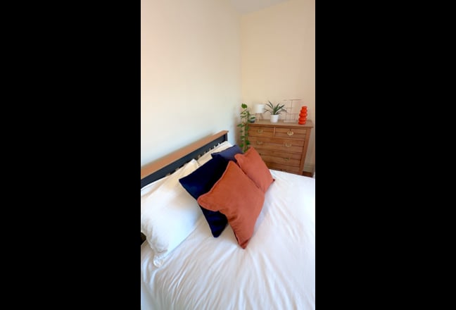 Sun-Filled Double Room — Renovated, Elizabeth Line Main Photo