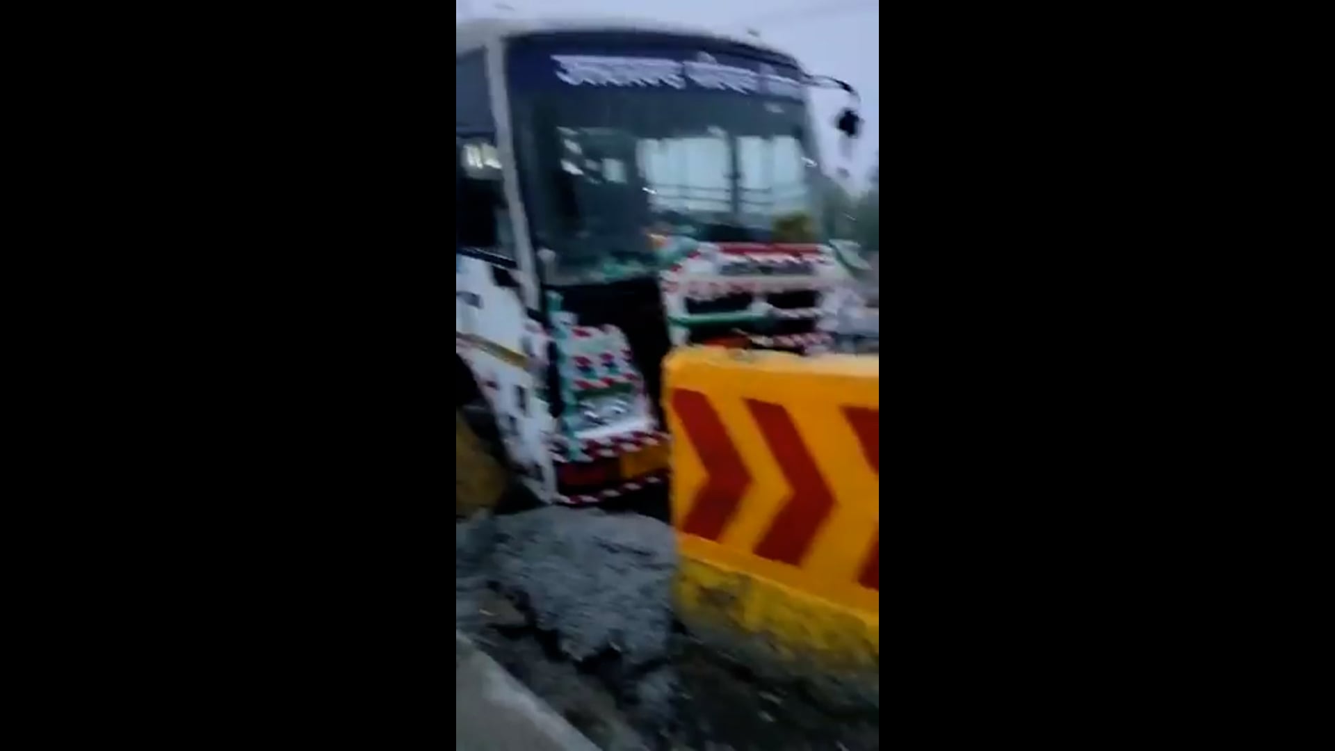 उत्तराखंड - हरिद्वार-नजीबाबाद राष्ट्रीय राजमार्ग पर चिड़ियापुर के पास सड़क का एक हिस्सा धंस गया। बताया जा रहा है कि जिस पुलिया के पास सड़क धंसी है, उसका निर्माण करीब एक माह पहले ही हुआ था। घटना के बाद सड़क निर्माण की गुणवत्ता पर सवाल उठ रहे हैं। मामले को लेकर स्थानीय लोगों ने जांच कर जिम्मेदारों पर कार्रवाई की मांग की है।