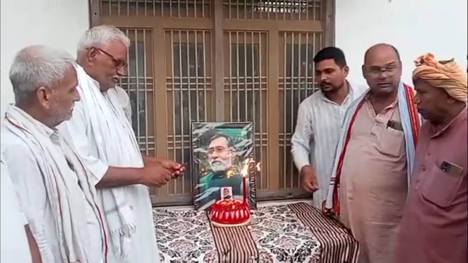 सुखपुरा कस्बे में पुर्व मंत्री रामगोविंद चौधरी के जन्मदिन पर सपा कार्यकर्ताओं ने केक काटकर दी बधाई