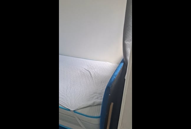Clean double room to let in a 3 bedroom house.  Main Photo
