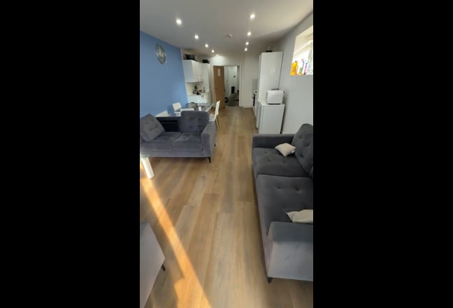 Single room in family home Main Photo