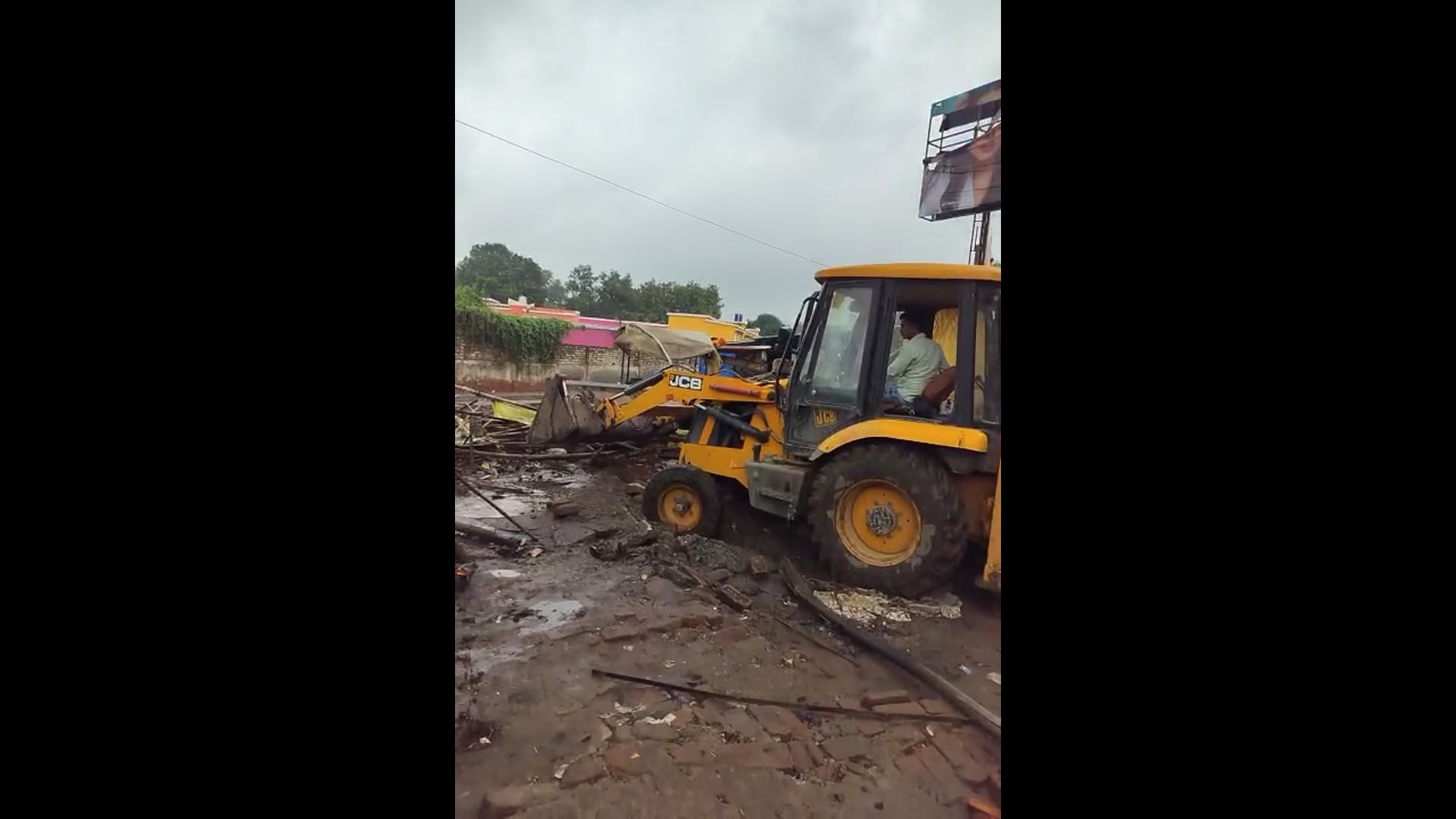 शाहजहांपुर रोडवेज के सामने वाला अवैध दुकान हटाया जा रहा