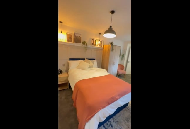 Stylish full furnished bedroom with en suite. Main Photo