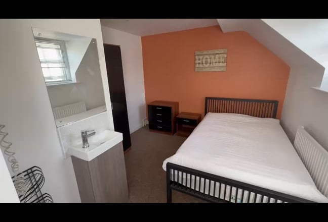 Double size room. Very central Newport house share Main Photo