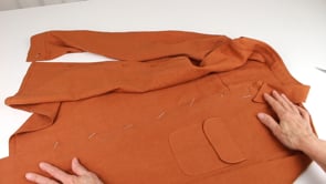 Knopflöcher aufschneiden und Knöpfe anzeichnen 