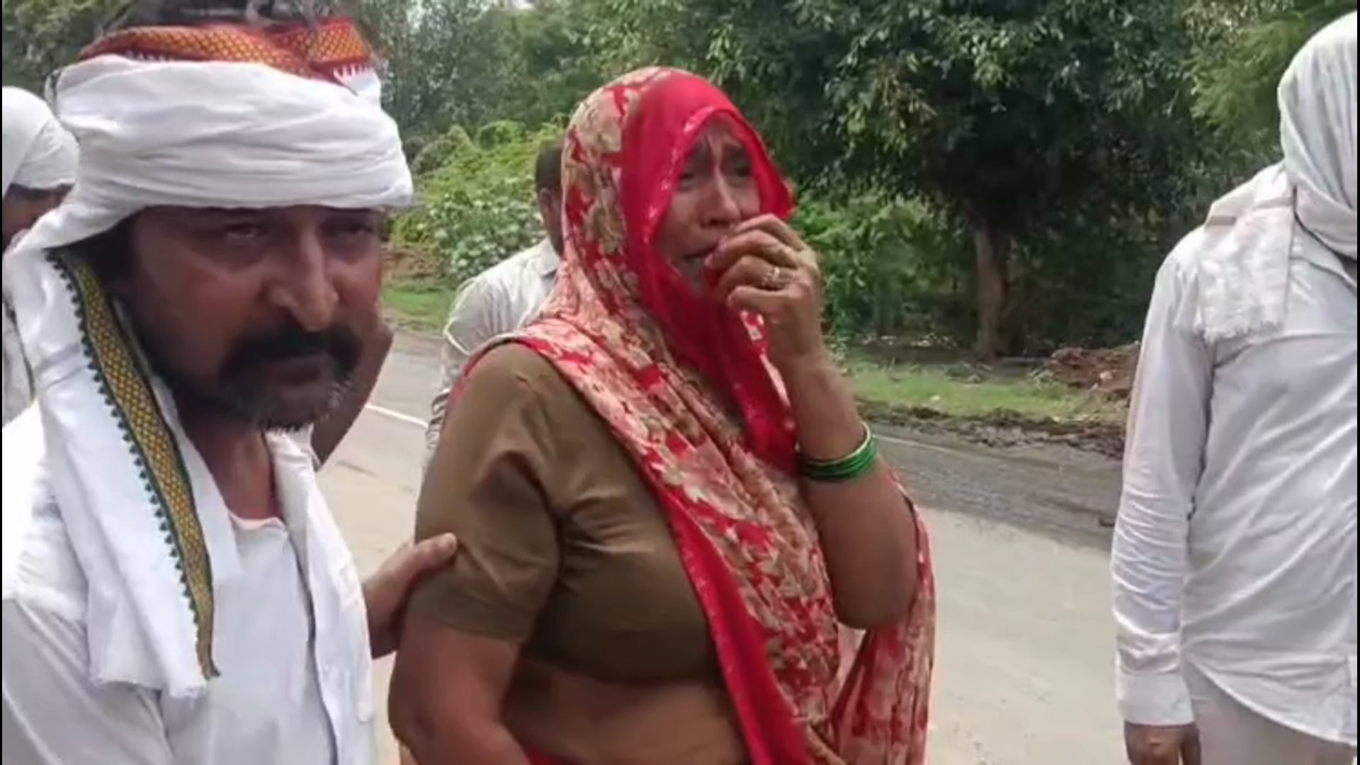 बिरहना के ग्रामीण बने फरिश्ता! पलटी ट्रॉली के नीचे दबे लोगों को बचाया
