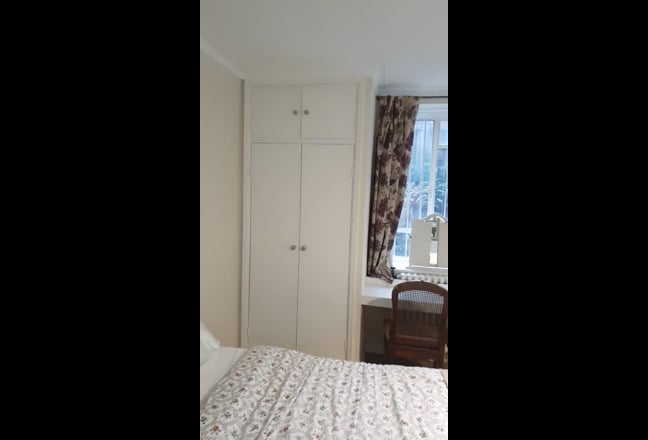 Central flat opposite Hydepark
Huge bedroom,  Main Photo