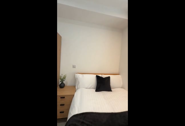 BRAND NEW! All-En-Suite Professional House Share Main Photo