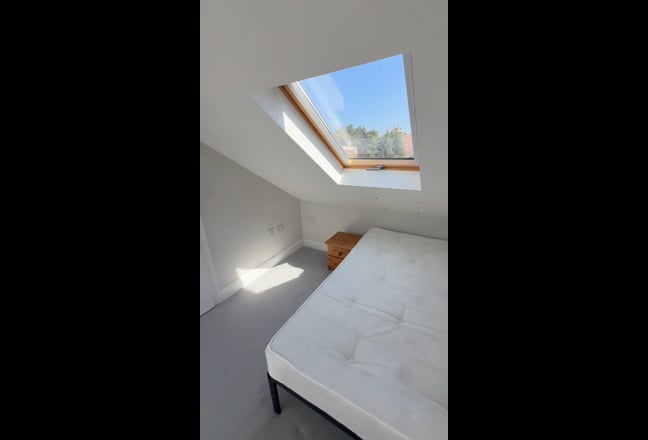 Large double ensuite room, fishponds ava. 13 July  Main Photo