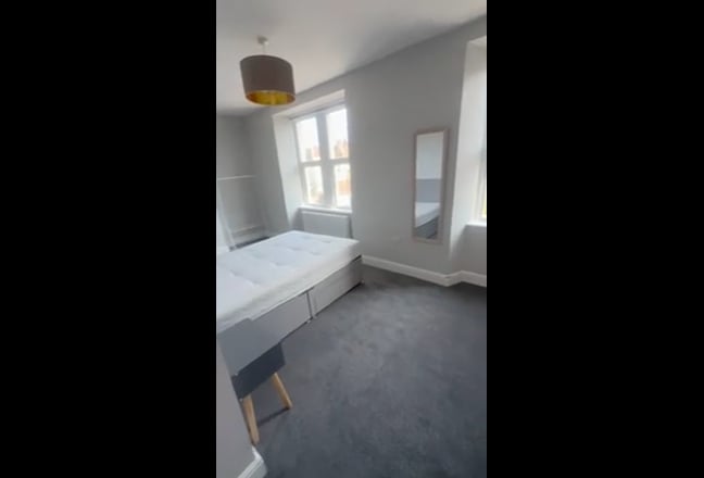 Ava. 31 Aug -Extra large double room with en-suite Main Photo
