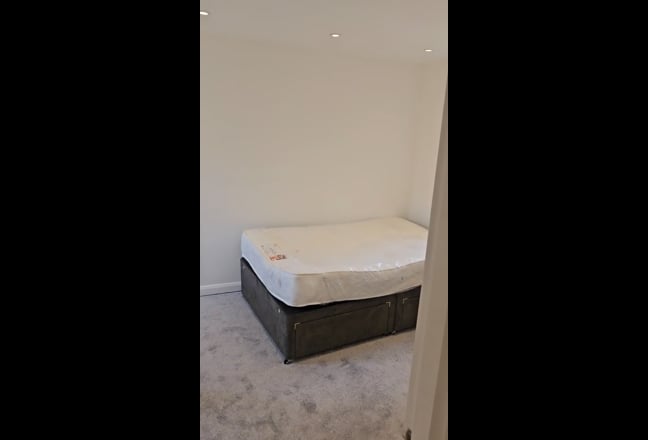Spacious Double Bedroom & own bath in bright flat Main Photo