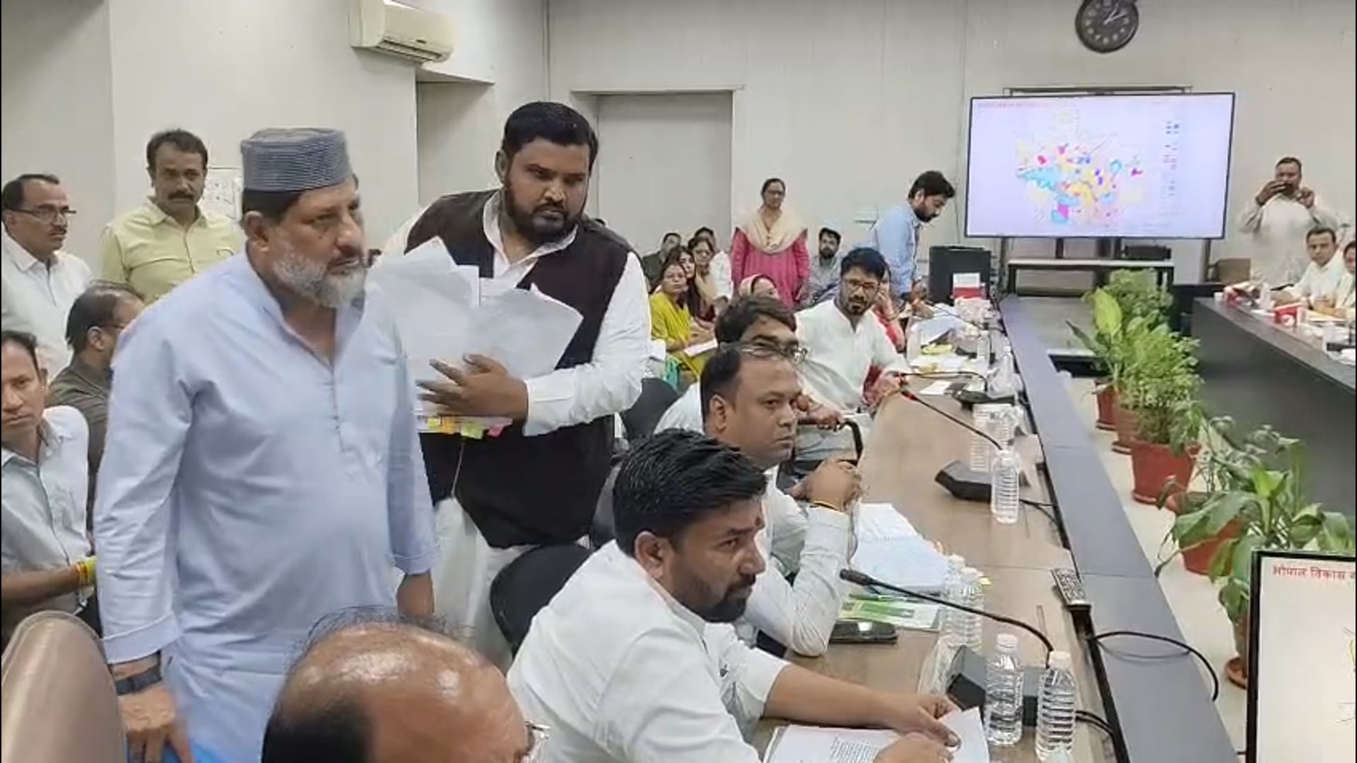 जनपद अध्यक्ष ने कांग्रेस विधायकों को दी धमकी*
भोपाल कलेक्ट्रेट