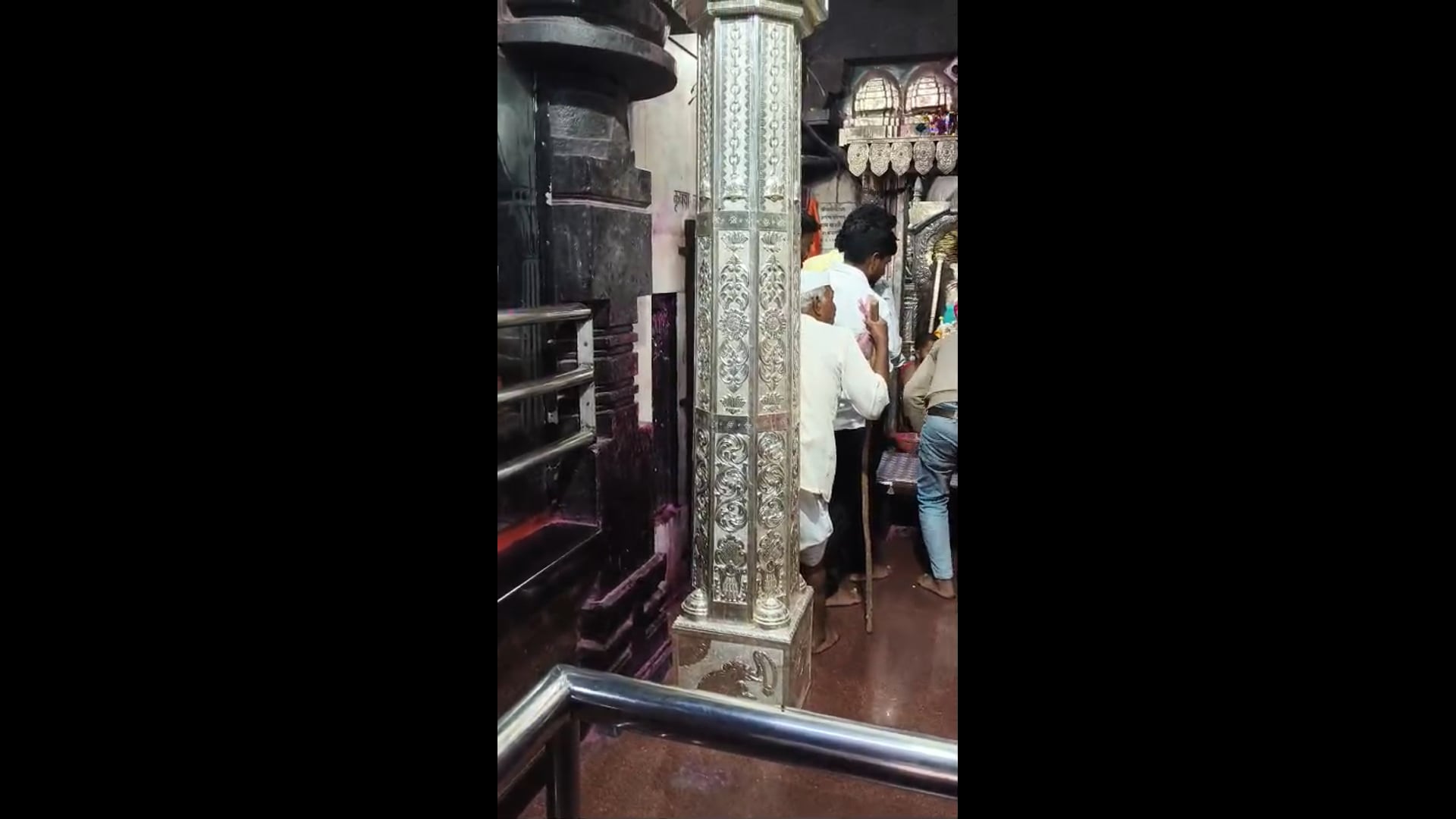 खरसुंडी सिद्धनाथ मंदिराच्या गाभाऱ्यातील अष्टकोनी खांबावर चांदीचे नक्षीकाम 