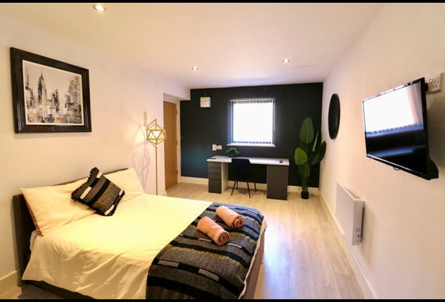 Luxury Studio-Bills Inc-Gym-Free laundry-&pound;795pcm Main Photo