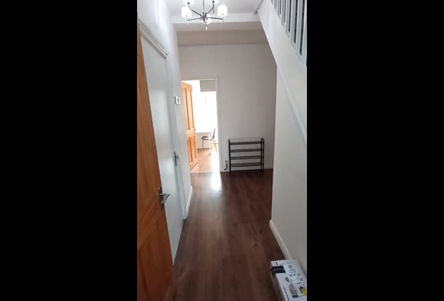 Well refurbished 5 bed flat with Big Living Room Main Photo