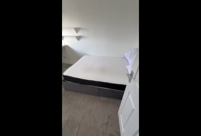 Spacious4-Bedroom House next to station  amenities Main Photo